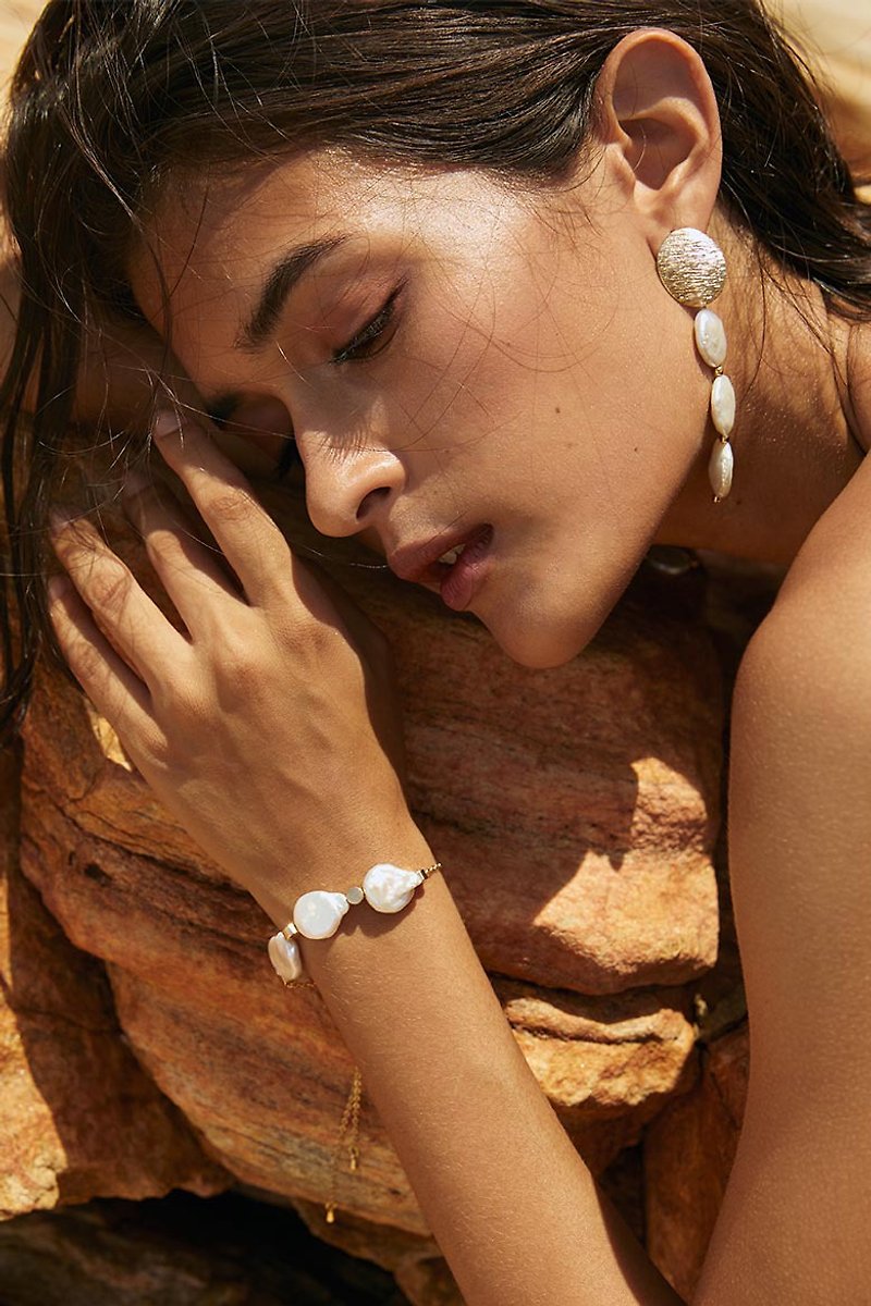 Naka Yai Earrings - 耳環/耳夾 - 其他材質 白色