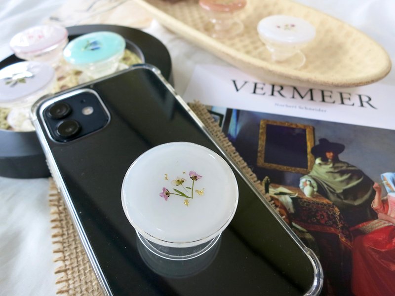 Griptokはミニマリストの携帯電話ホルダーです。アリッサムの花で飾られた - スマホスタンド・イヤホンジャック - レジン ホワイト
