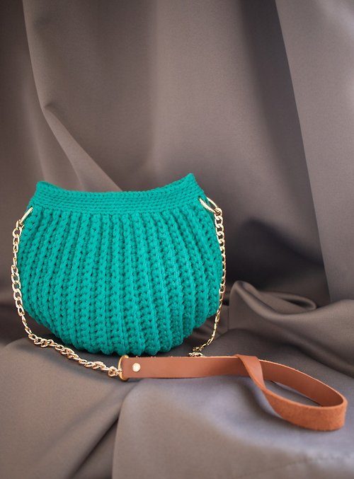 Trendy Knits Emerald colored handbag with long handle