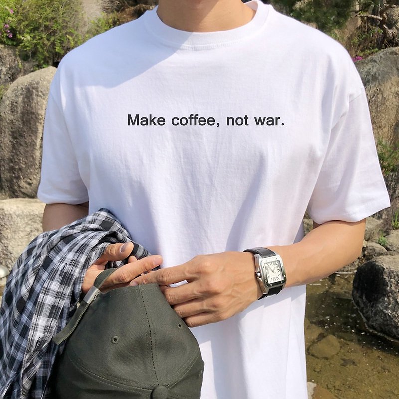 コーヒーを戦争ではなく半袖Tシャツホワイトコーヒーテキスト英語のモットー手作り - Tシャツ メンズ - コットン・麻 ホワイト