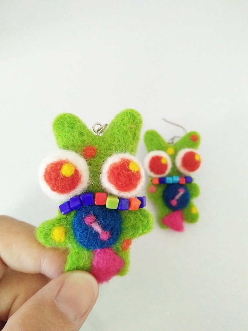 Miniyue wool felt monster ear clip / ear pin made in Taiwan limited hand - Earrings & Clip-ons - Wool Green