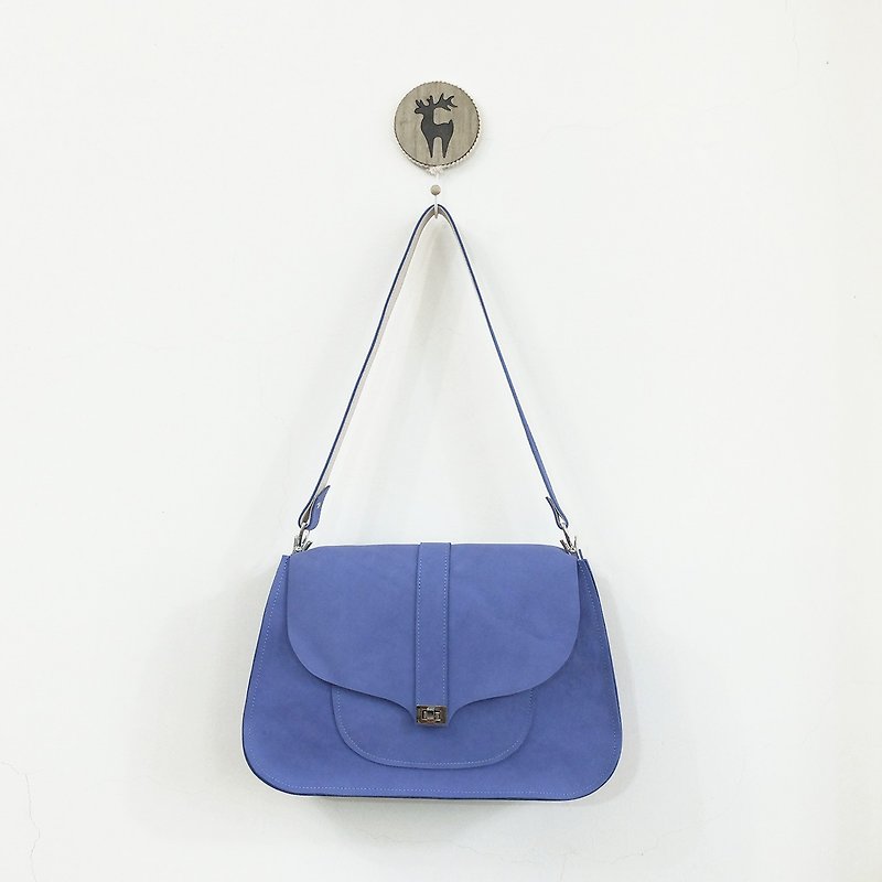 Balanced movement calfskin curve package water blue only one L number - กระเป๋าแมสเซนเจอร์ - หนังแท้ สีน้ำเงิน