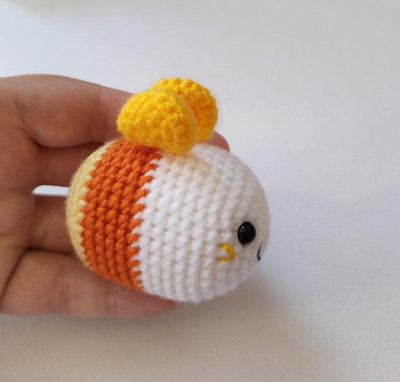 Crochet Candy Corn Bee pattern, crochet bee, crochet bee pattern, amigurumi bee - Logo 設計/圖案設計 - 其他材質 