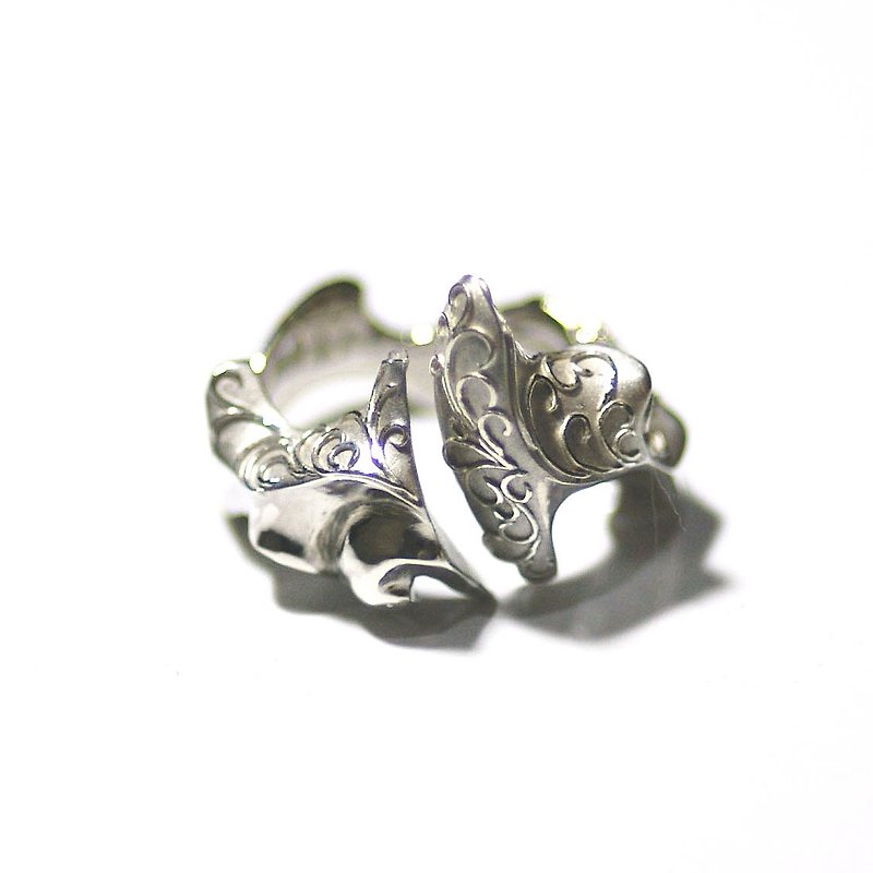 変形した釣り針のリング【送料無料】フックが形を変え、より洗練された姿に変化したデザインのリングです - 戒指 - 其他金屬 銀色
