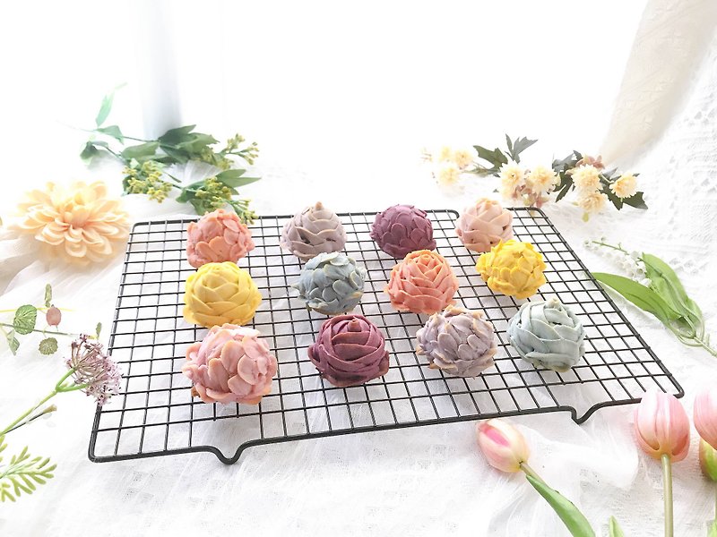 [Wonderful Food] Flowers last long when the moon is full ~ Egg yolk crisps, taro mochi crisps ~ Let’s have a date with flowers - Cake & Desserts - Other Materials Multicolor