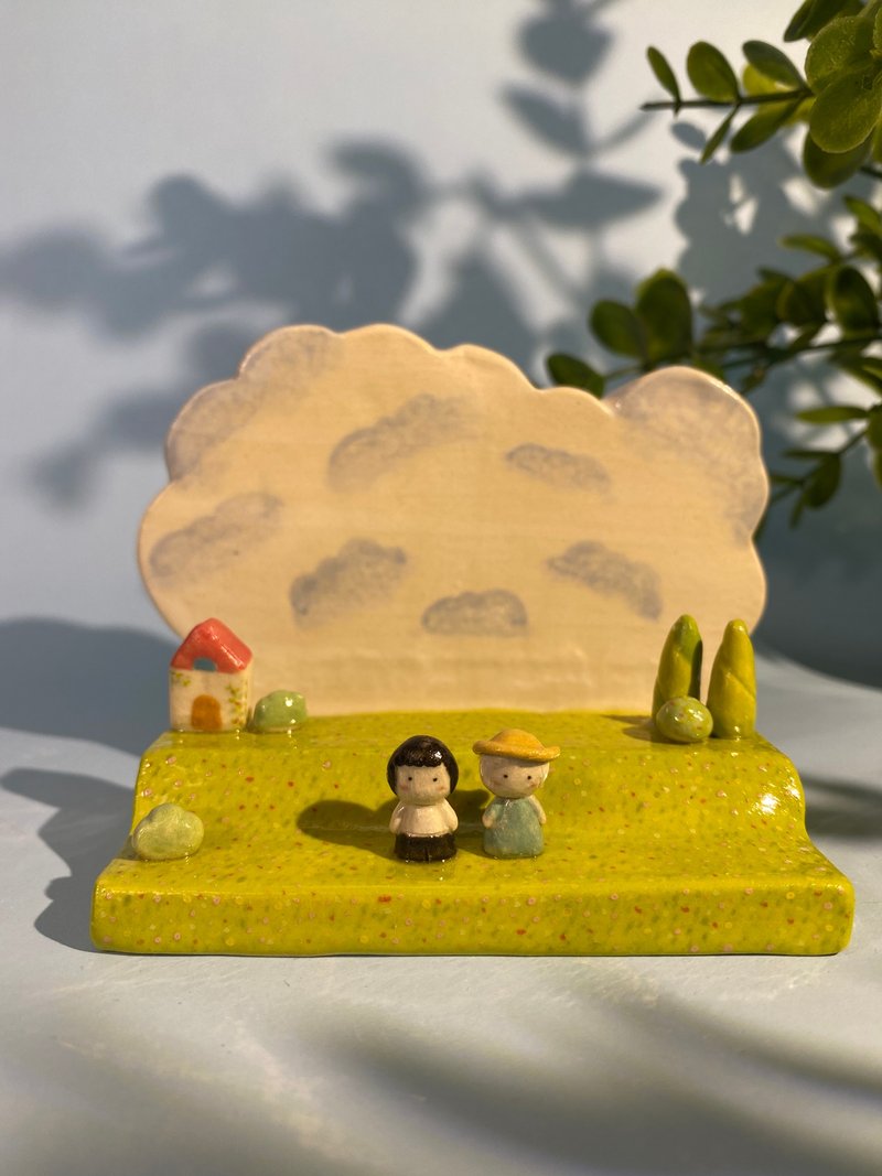 ceramic mobile phone stand Handmade with Howe's Magic Castle pattern. - 花瓶/花器 - 陶 白色