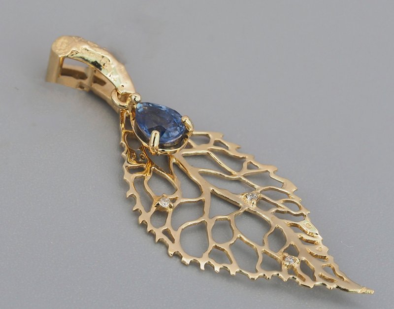Pendant with natural sapphire and diamonds. - 項鍊 - 貴金屬 金色