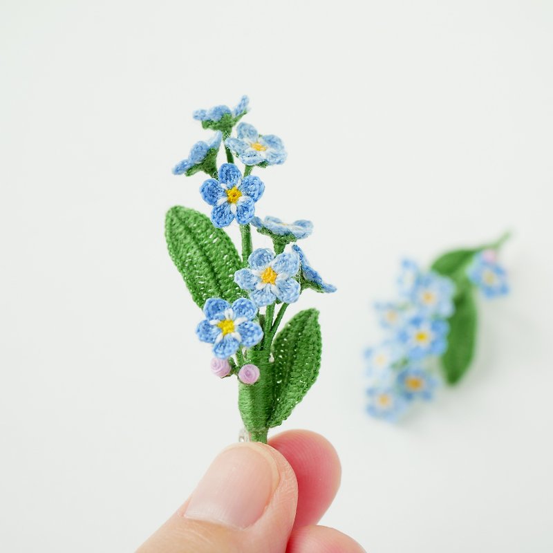 Forget-me-not brooch (made to order, flower, flower motif, blue, hand-knitted, lace-knitted, spring, summer, present, gift wrapping, seasonal) - เข็มกลัด - งานปัก สีน้ำเงิน