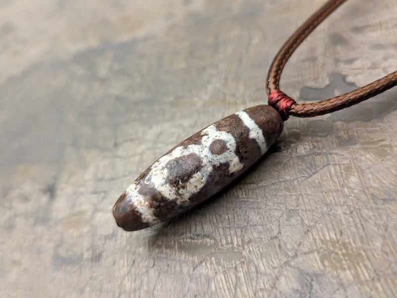 Kubera dzi pendant necklace natural vintage Tibetan agate Wealth amulet - สร้อยคอ - เครื่องเพชรพลอย 