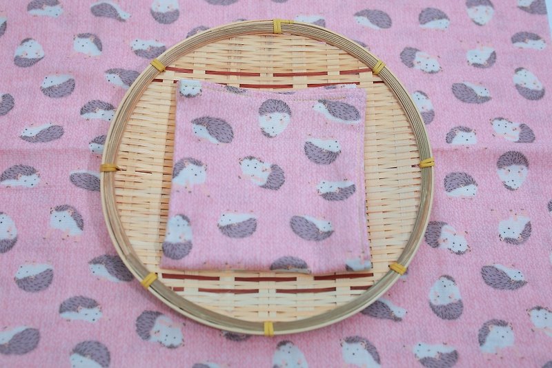 Pu.sozo - cloth hand made Japanese cute hand-made hedgehog pink "baby" four-fold handkerchief / saliva towel / handkerchief / wipe towel / bib pocket / gauze towel / - ผ้ากันเปื้อน - วัสดุอื่นๆ สึชมพู