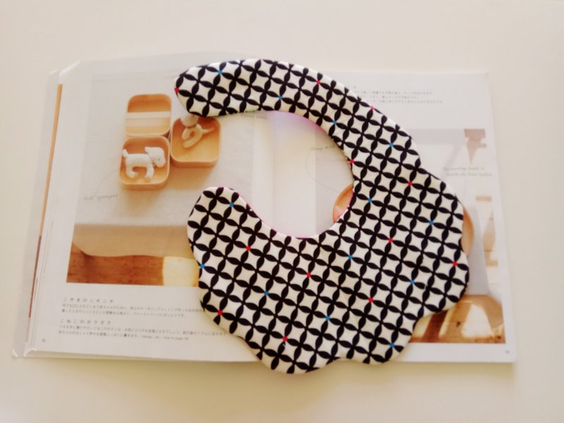 Black and white retro pattern baby bib pocket - ผ้ากันเปื้อน - ผ้าฝ้าย/ผ้าลินิน สีดำ