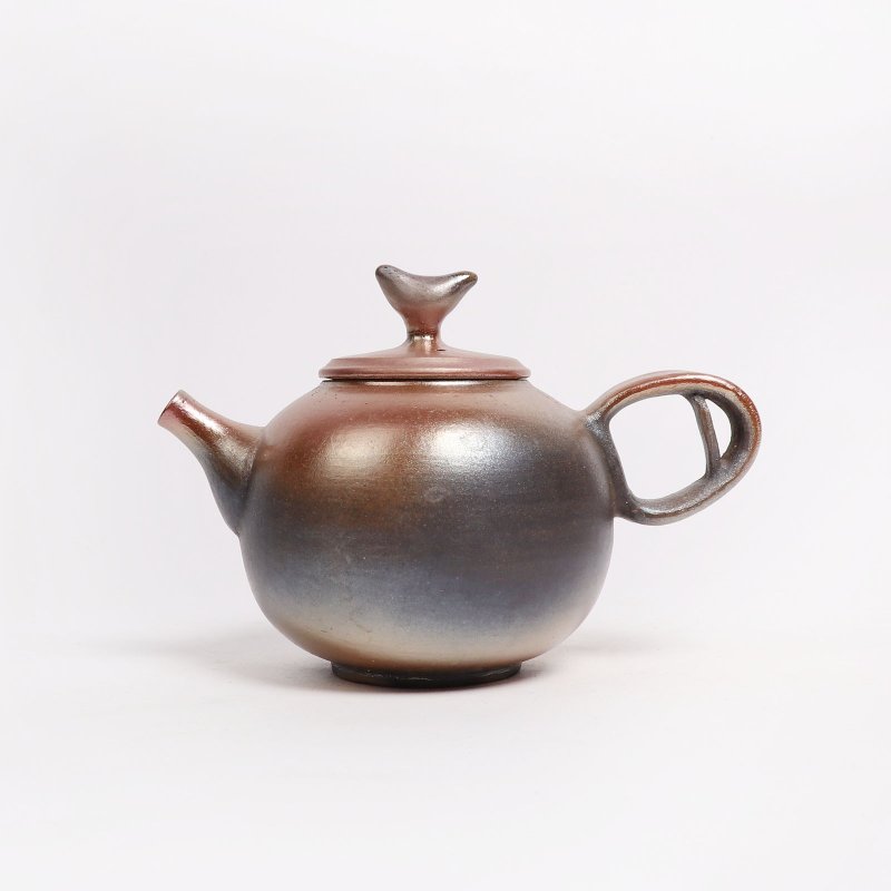 明芽窯 l 柴燒金彩福紐後手壺 - 茶壺/茶杯/茶具 - 陶 金色