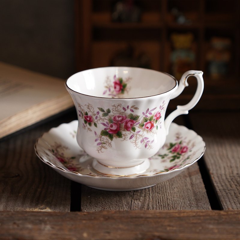 Vintage English bone china teacup and saucer made by Royal Albert - Teapots & Teacups - Porcelain Multicolor