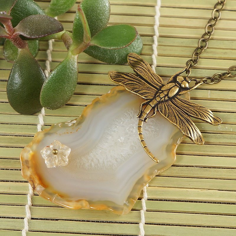 Beige Agate Slice Necklace Agate Slab Brass Dragonfly Pendant Necklace Jewelry - 項鍊 - 半寶石 金色