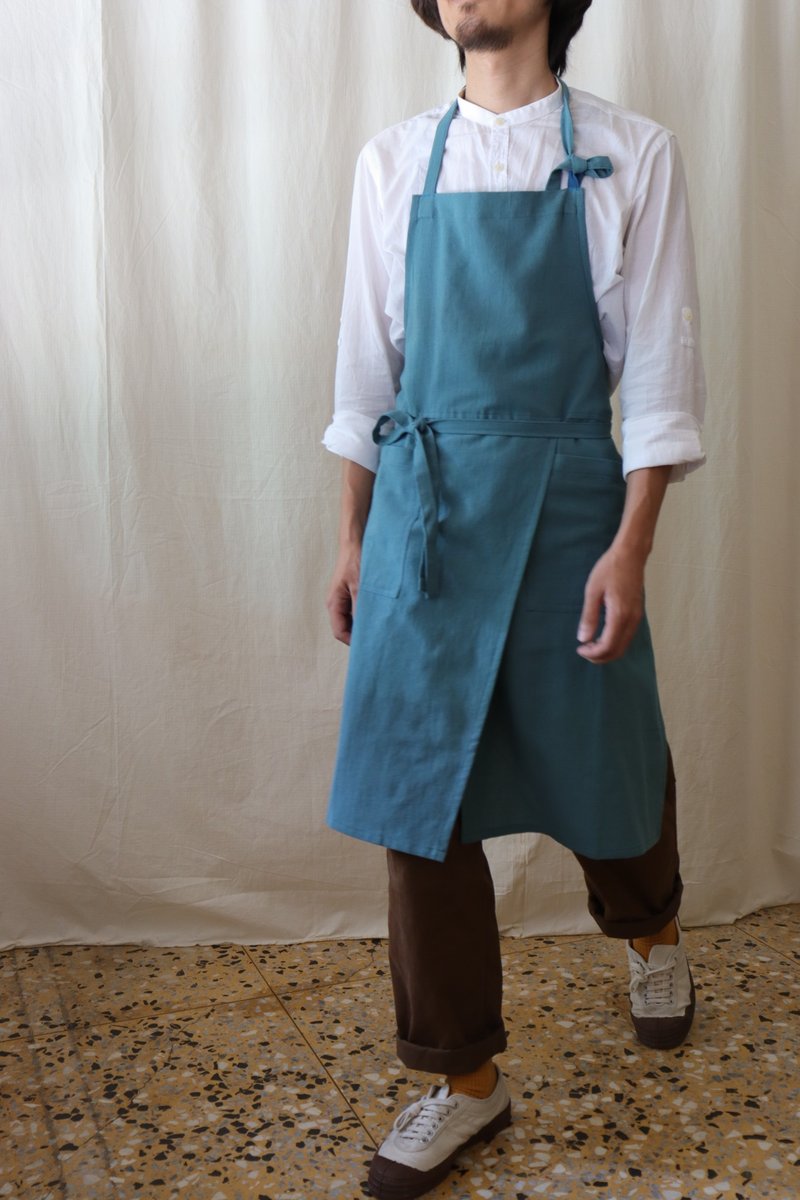 Ayuno wide slit back strap apron Teal green - ผ้ากันเปื้อน - ผ้าฝ้าย/ผ้าลินิน สีเขียว