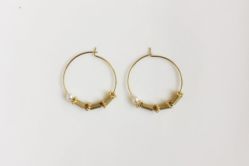 Pearl brass round shape earrings - ต่างหู - โลหะ สีทอง
