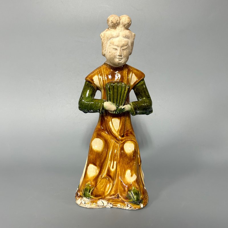 Tang Dynasty Tri-Colored Female Attendant Figurines - ของวางตกแต่ง - ดินเผา สีกากี