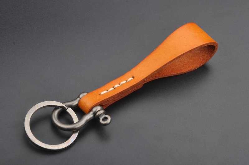 Hand-stitched horseshoe buckle leather car keychain free custom English capital letters - ที่ห้อยกุญแจ - หนังแท้ 