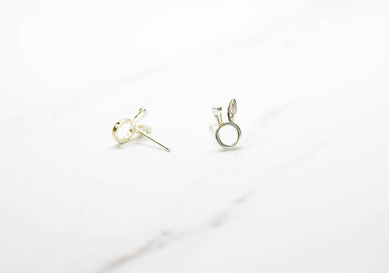 【925銀】 俏皮兔 / 耳針 / 耳環 - 耳環/耳夾 - 純銀 銀色