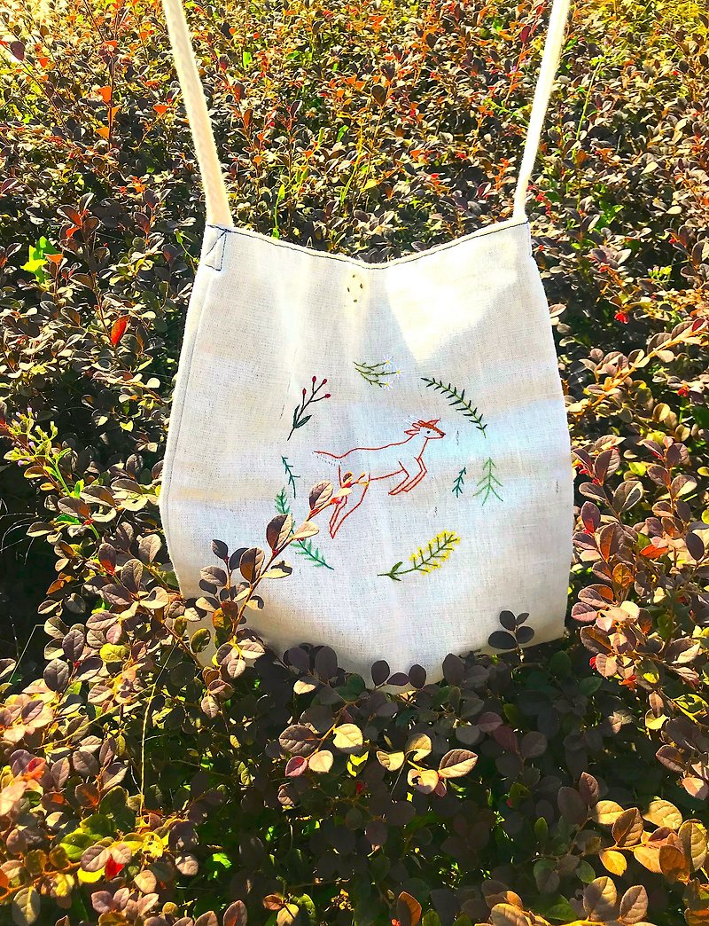 Fawn x flowers and embroidery bags Slant backpack - กระเป๋าแมสเซนเจอร์ - งานปัก สีกากี
