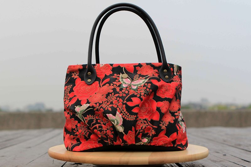 A portable candy bag - a happy hot red rose butterfly - กระเป๋าถือ - ผ้าฝ้าย/ผ้าลินิน 