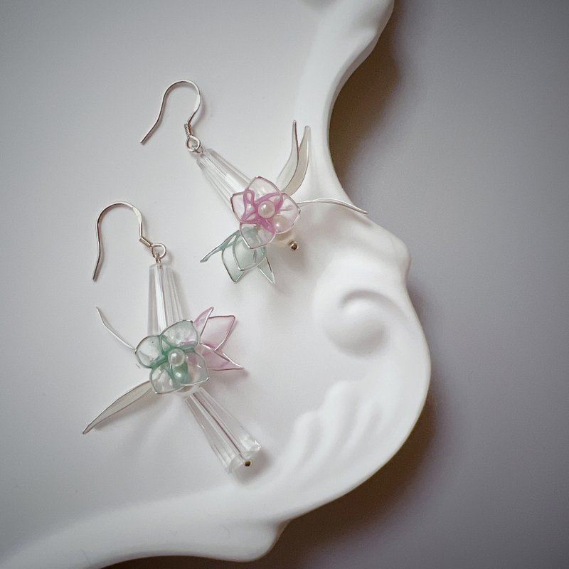 Elf Party Green Pink Asymmetric Flower Drop Resin Earrings - ต่างหู - เรซิน สีเขียว