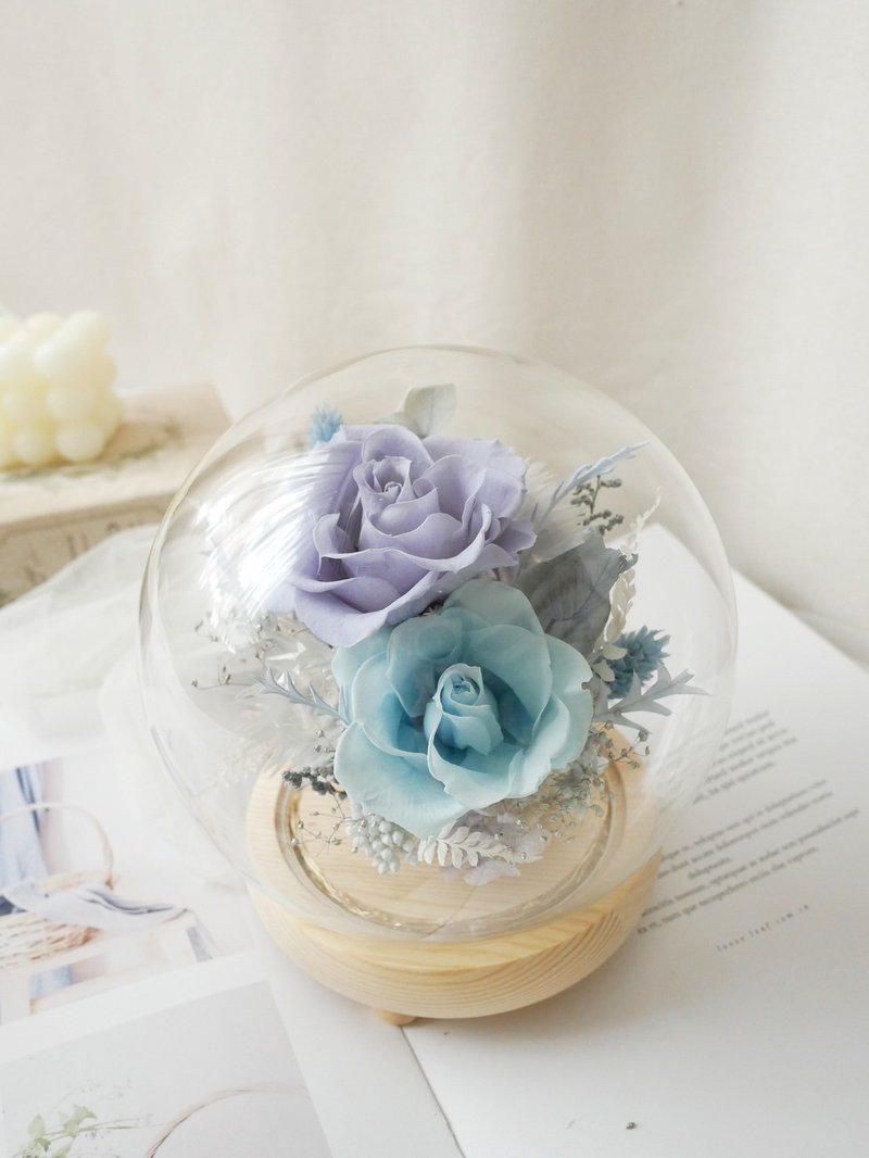 Flower-resistant glass shade night lamp [Ice Gray Blue] Preserved Flowers/Newlyweds/Chinese Valentine's Day/Graduation Gifts - โคมไฟ - พืช/ดอกไม้ สีน้ำเงิน