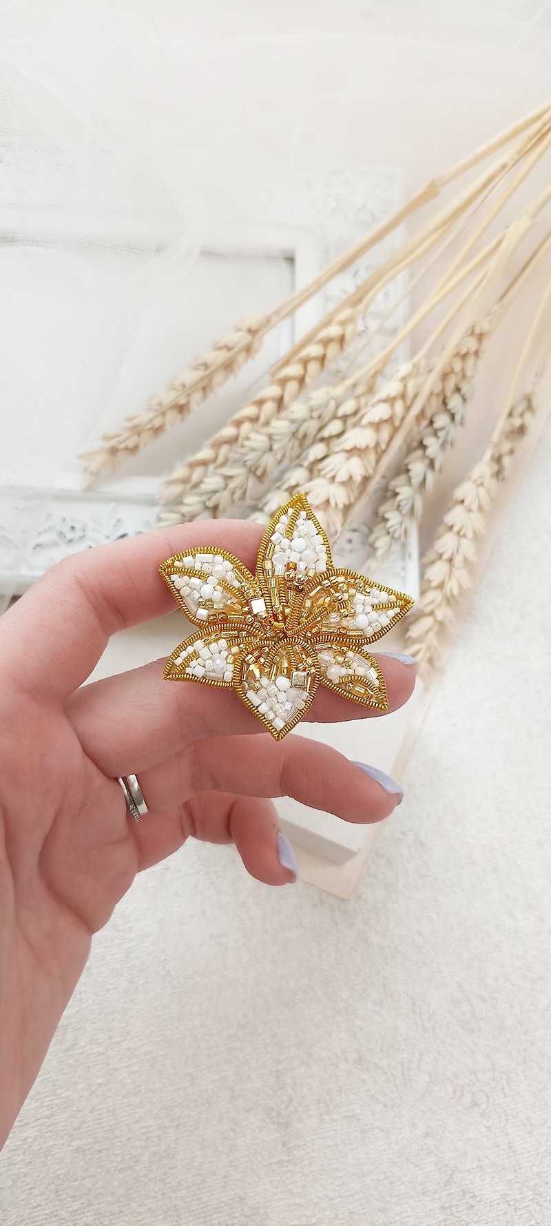 delicate flower pin as a gift, hand-embroidered white and gold flower brooch - เข็มกลัด - สแตนเลส ขาว