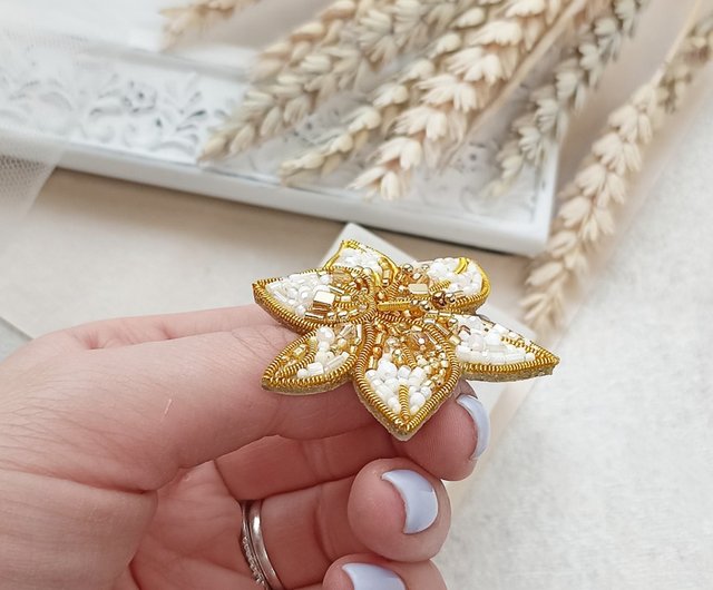 WHITE & GOLD FLOWER PIN