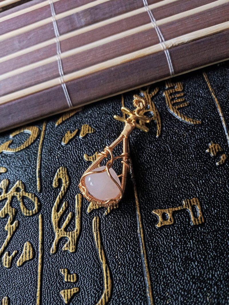 佚名山河。項鍊。粉水晶。琵琶。金屬編織 - 項鍊 - 寶石 金色