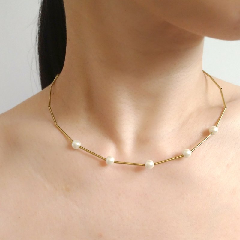 メモリ-<イエロー>真珠のネックレス - ネックレス - 銅・真鍮 ホワイト