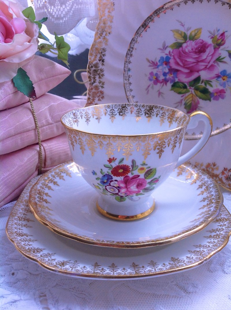安妮瘋古物 英國製立體手繪骨瓷花茶杯三件組 值得收藏 - 咖啡杯 - 瓷 多色