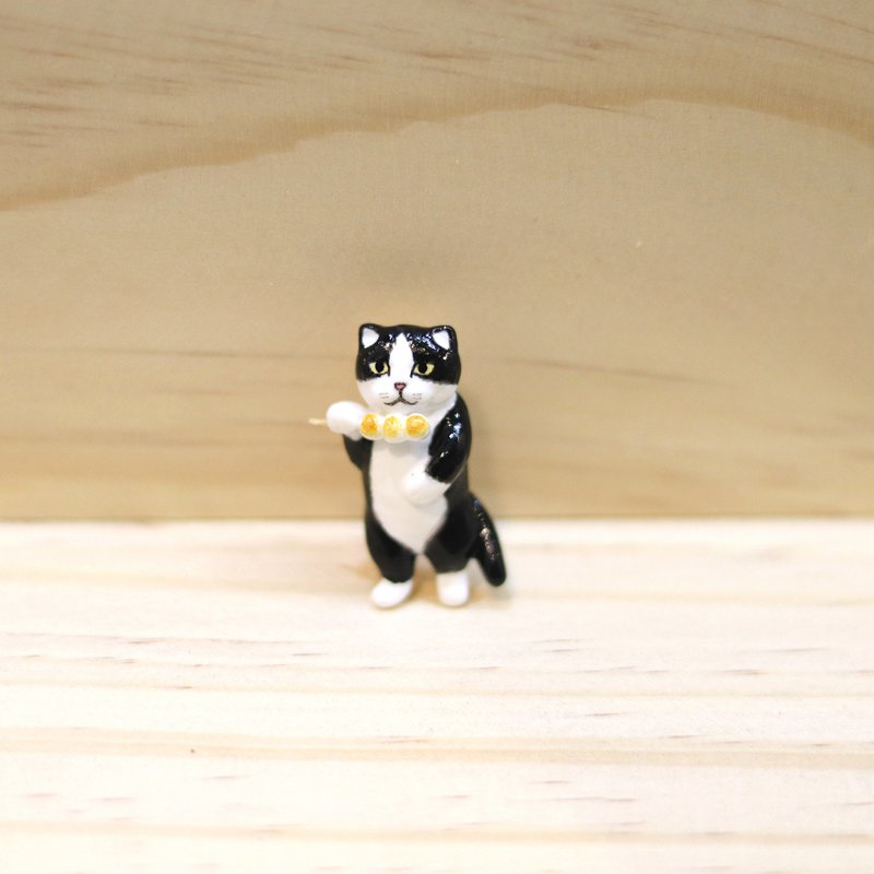 Tuxedo cat eating meatball brooch, Tuxedo cat brooch, Tuxedo cat pin - 胸針 - 黏土 黑色