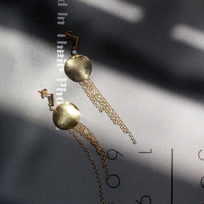 MissQueeny moon pearl tassel earrings - สร้อยคอ - โลหะ สีทอง