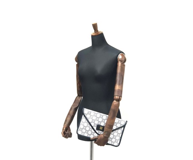 日本直送 名牌中古包 】GIVENCHY ジバンシィ ロゴ 総柄 クラッチ
