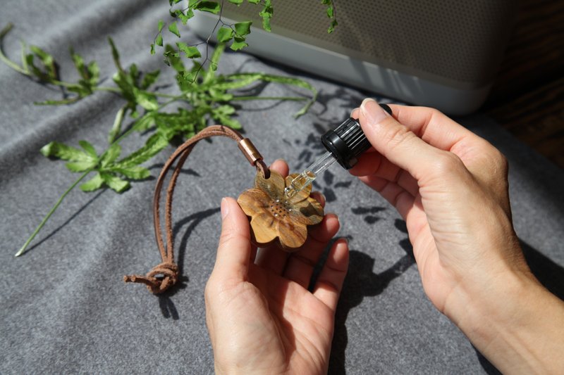花嶼木擴香花系列+10ml紅檜精油|隨身香氛|車用擴香|吊飾|禮物 - 香氛/精油/擴香 - 木頭 