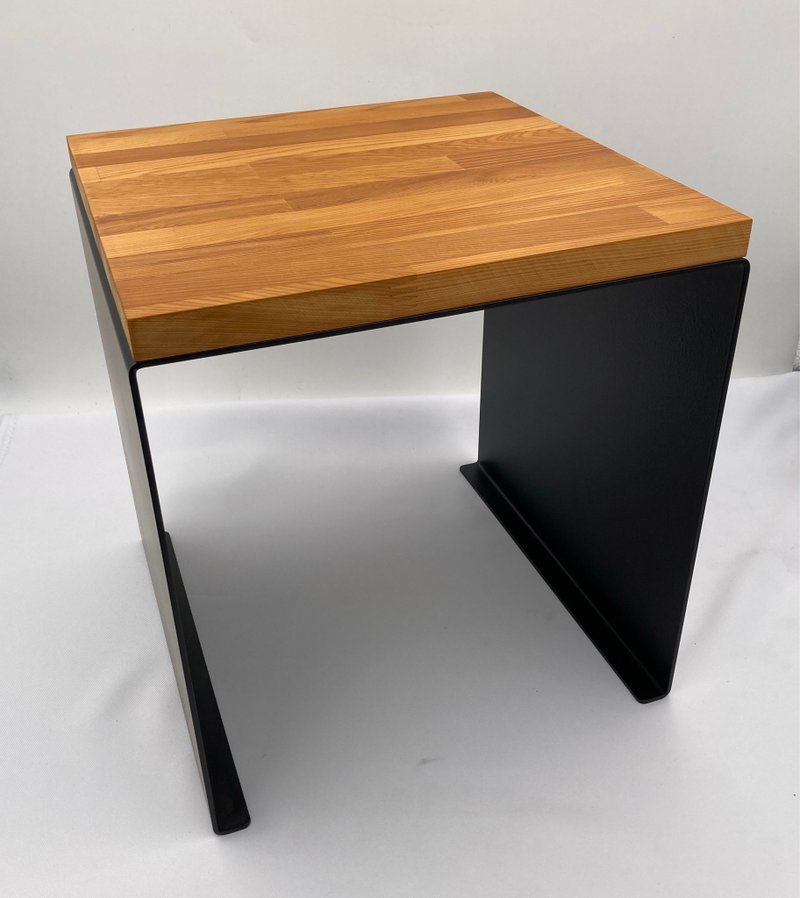 鐵木和　藏蘊桌凳　桌凳混和概念　既是小桌　也是凳子　邊桌椅子　設計師椅子　穿鞋椅 - 擺飾/家飾品 - 其他金屬 黑色