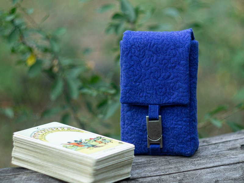 Quilted Blue Linen Tarot Cards Case Oracle Deck Pouch Tarot Deck Holder - อื่นๆ - ผ้าฝ้าย/ผ้าลินิน สีน้ำเงิน