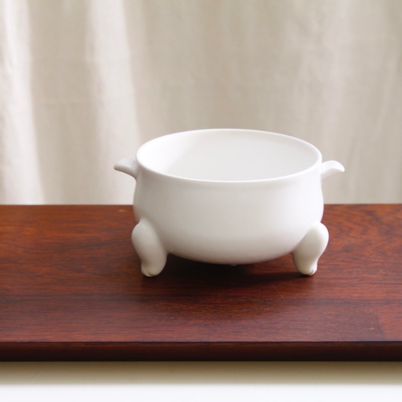 【香具用品】滿釉支釘燒-雙耳三足香爐 - 擺飾/家飾品 - 瓷 白色
