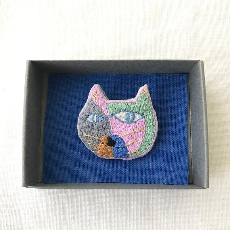 Brooch / Hand embroidery / Cat 003 / Boxed 1 item - เข็มกลัด - ผ้าฝ้าย/ผ้าลินิน ขาว