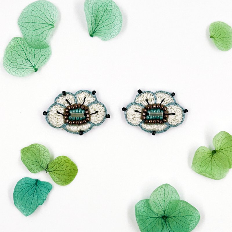 | fa.fa.Fa. | #219 | Handmade embroidery earrings_pierced / clip-on - ต่างหู - งานปัก ขาว