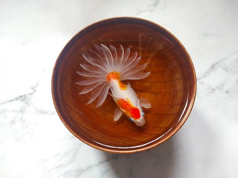 蓮をのぞき、蓮の葉で遊ぶ山の魚を見ている人3D樹脂塗装手描きの不滅の魚をカスタマイズできます - 置物 - レジン 多色