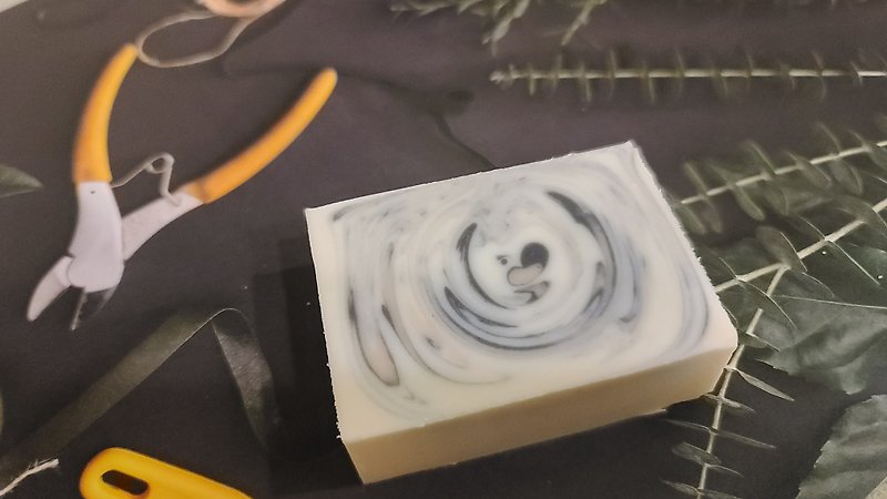 【Skin-friendly Moisturizing】Xinghe-Essential Oil Art Handmade Soap - Soap - Other Materials White