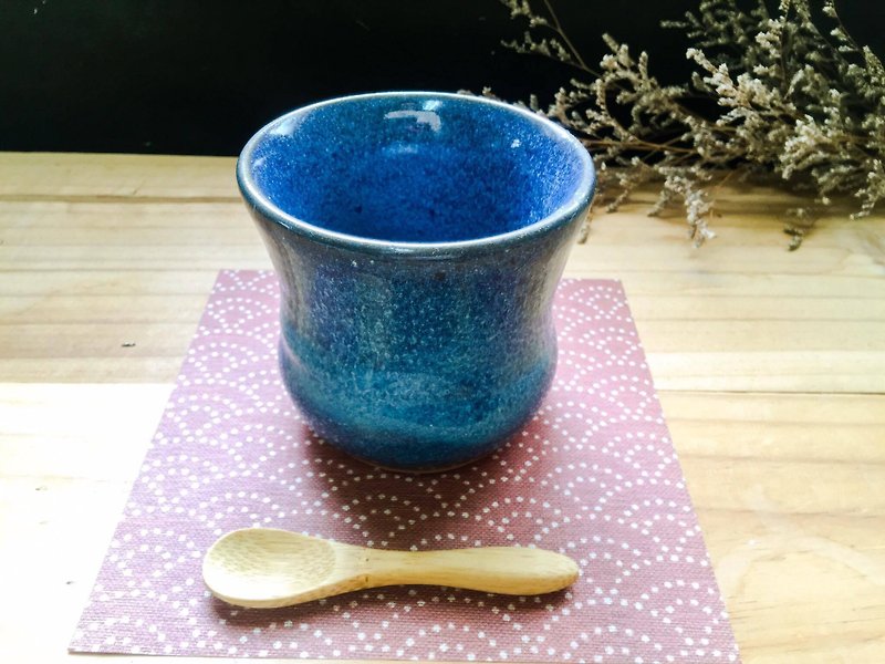 ブルーおいしいカップ抱擁 - マグカップ - 陶器 