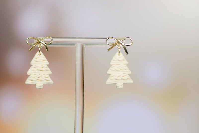 [Handmade soft clay] Braided Christmas tree earrings and Clip-On - ต่างหู - ดินเผา สีกากี