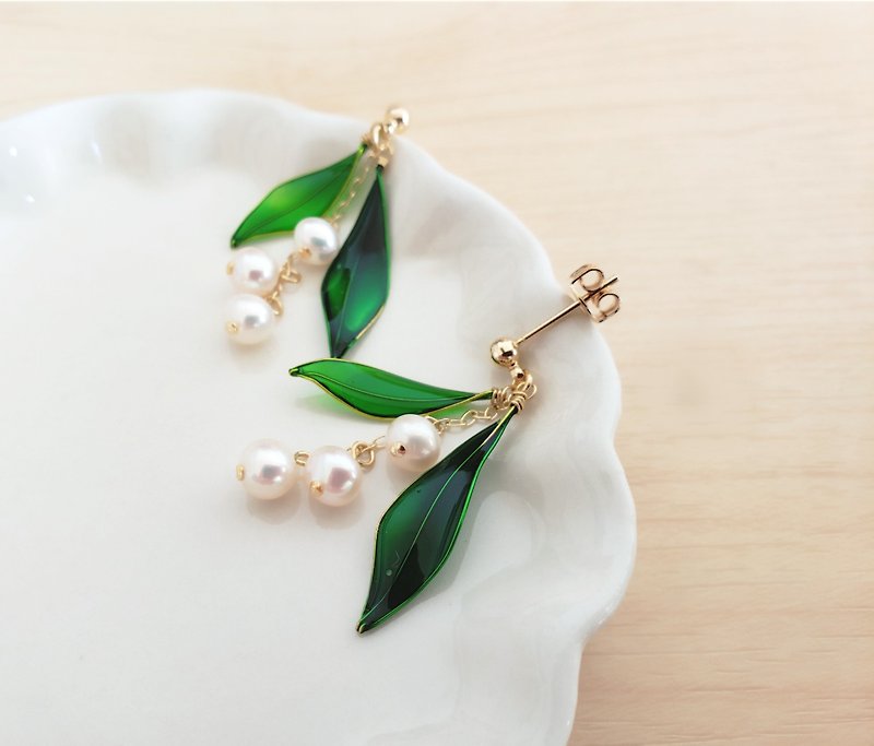 lily of the vallery freshwater pearl pierced earrings or clip-on earrings - ต่างหู - เรซิน สีเขียว