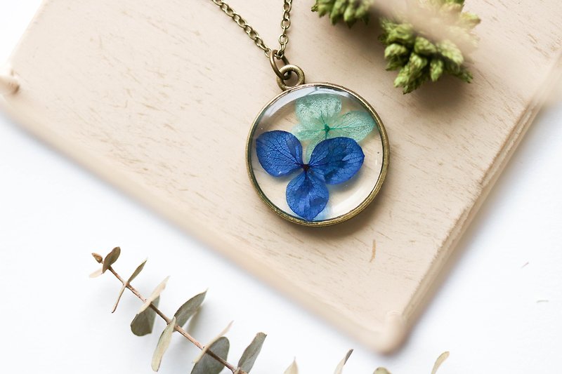 Hydrangeas (Blue+Green) – Necklace bright 25 mm. - สร้อยคอ - พืช/ดอกไม้ สีน้ำเงิน