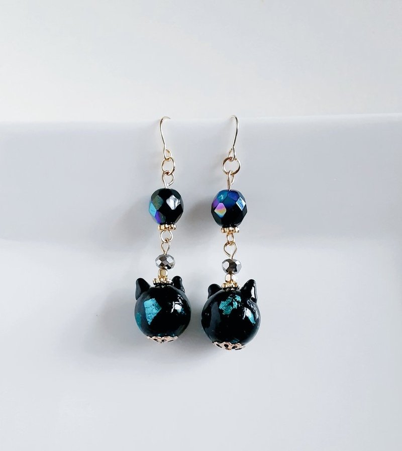 1ペアのみ 幻想的なネコ型のとんぼ玉ビーズとチェコビーズのピアス ブラック アニマルモチーフ 誕生日プレゼント アレルギー対応可能ピアスまたはイヤリング変更可能 - 耳環/耳夾/耳骨夾 - 玻璃 藍色