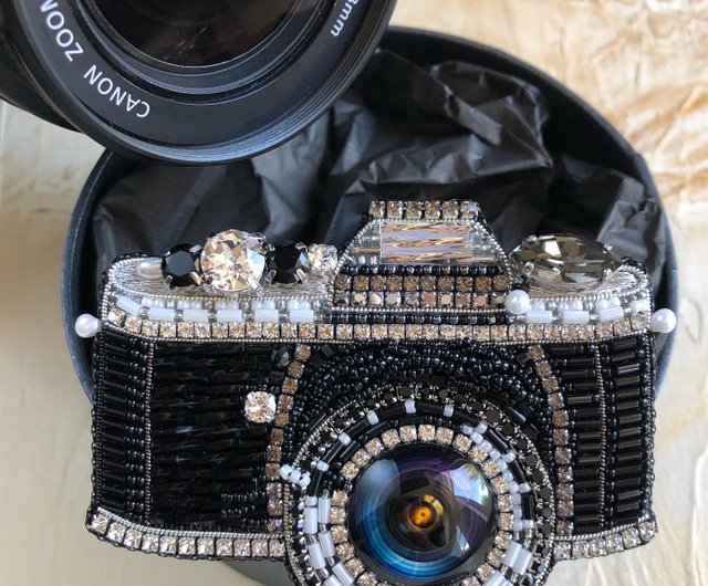 カメラのブローチ camera 刺繍のブローチ ビーズのジュエリー 写真撮影のための手作りのギフ