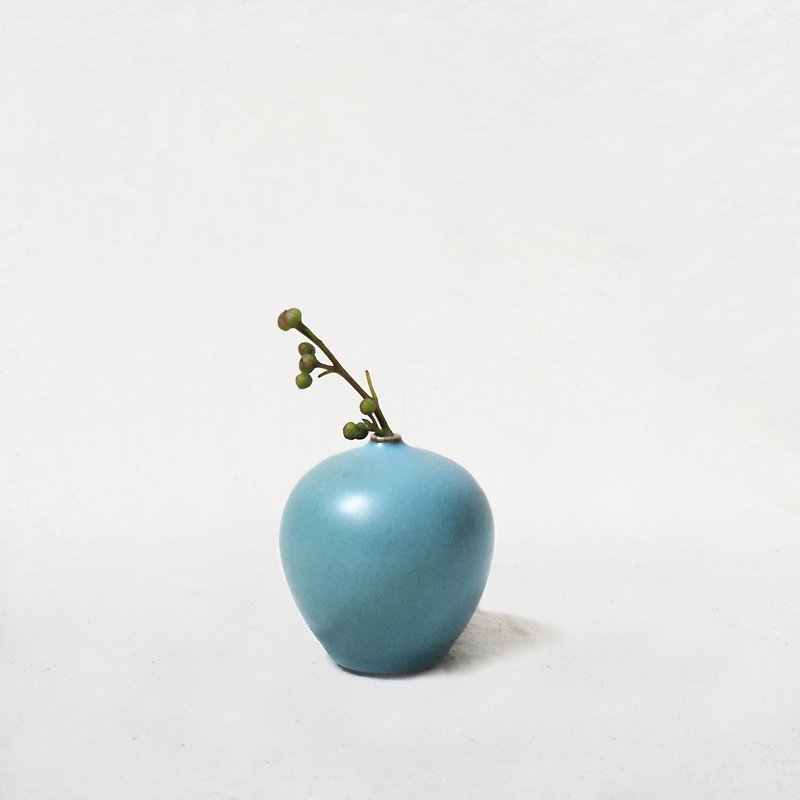 手工陶瓷淺藍色迷你花器－小苹果 - 花瓶/陶器 - 陶 藍色